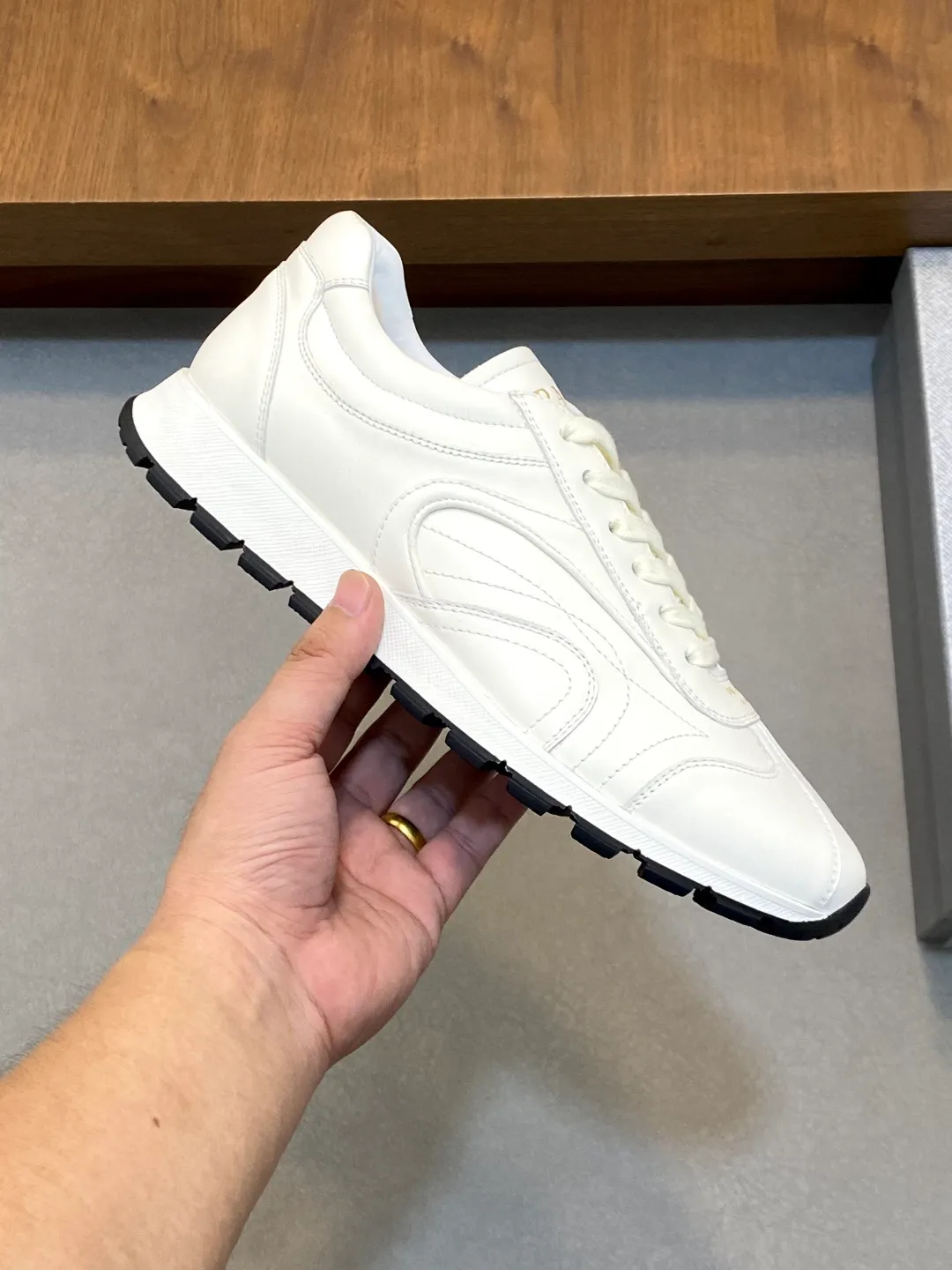 Men's shoes 💰740 Prada men's new lace-up sports and casual shoes. This upper is made of imported calfskin stitching. The tongue is P's classic bronzing lougou. The lining is made of calfskin for the feet. The outsole is made of non-slip sports exclusive rubber outsole with logo. It feels good on the foot. It is fashionable and fashionable. It has a standard sports version and looks very good on the foot! Comes with original box and dust bag! L leather shoe size: 39/40/41/42/43/44 original box packaging + dust bag